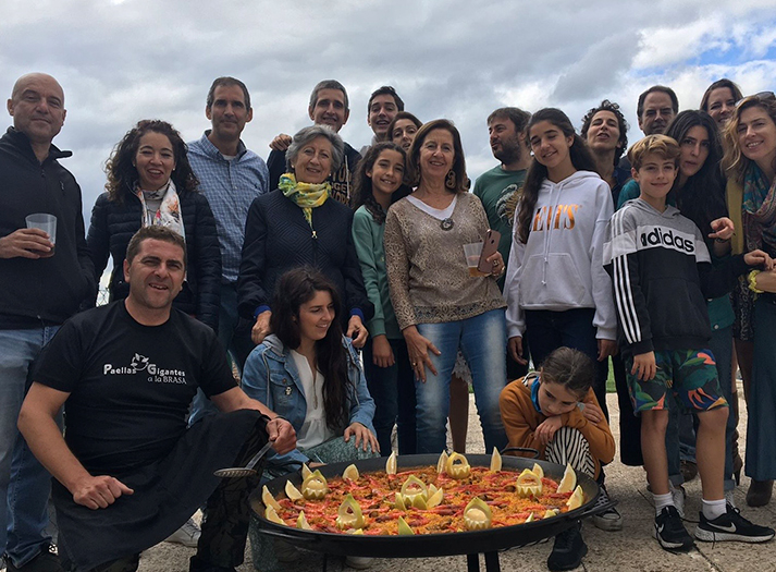 Paellas gigantes a la brasa para más de cien personas