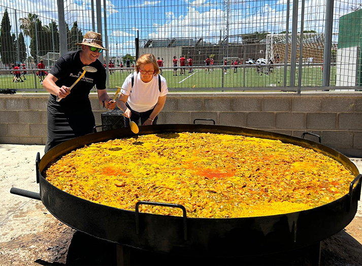 Paellas gigantes a la brasa - campo de futbol